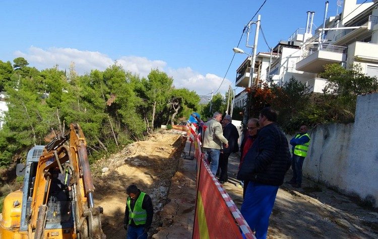 Αυτοψία Αμπατζόγλου στο έργο αποκατάστασης του πρανούς επί της οδού Ερεσσού (Νέα Λέσβος)