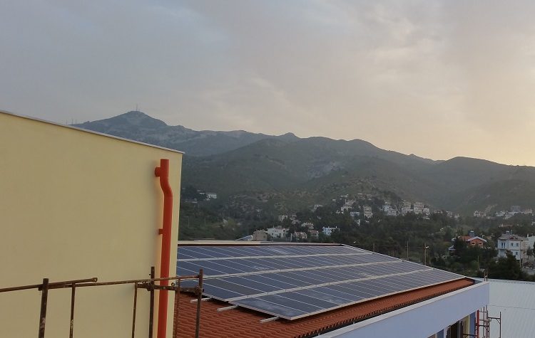 Συνδέθηκε με το δίκτυο του ΔΕΔΔΗΕ ο φωτοβολταϊκός σταθμός του 2ου Δημοτικού σχολείου Πεντέλης