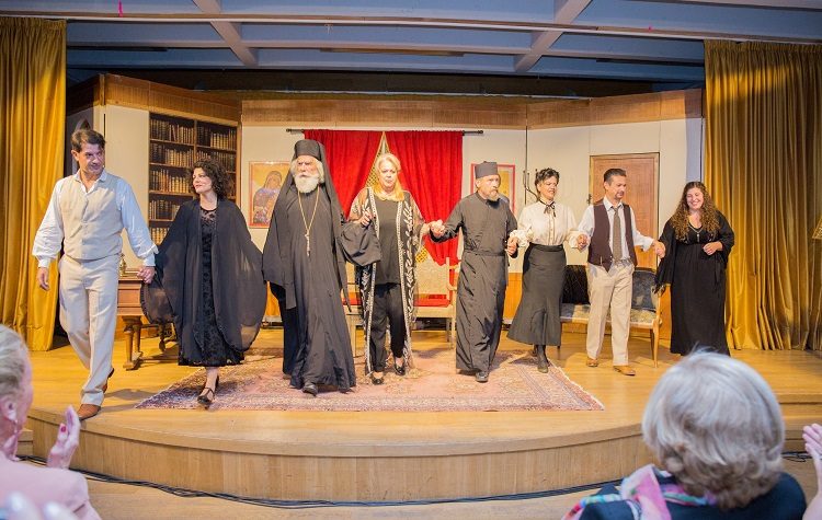 Βαθιά συγκίνηση στην παράσταση για τον Μητροπολίτη Χρυσόστομο Σμύρνης