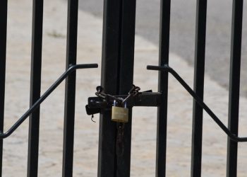 Με βοήθεια… κλειδαρά άρχισαν τα μαθήματα στο Γυμνάσιο Νέας Πεντέλης