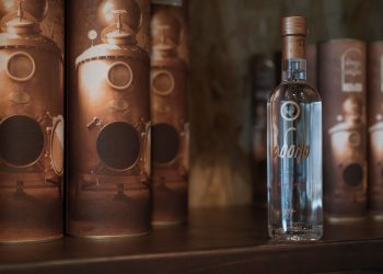 Το limited Ούζο Πλωμαρίου Άδολο διαθέσιμο στο γιορτινό καλάθι των Cellier