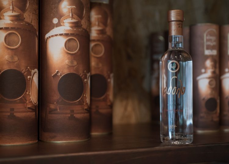 Το limited Ούζο Πλωμαρίου Άδολο διαθέσιμο στο γιορτινό καλάθι των Cellier