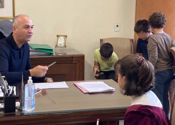 Μαθητές του 1ου Δημοτικού υποδέχθηκε o Στράτος Σαραούδας