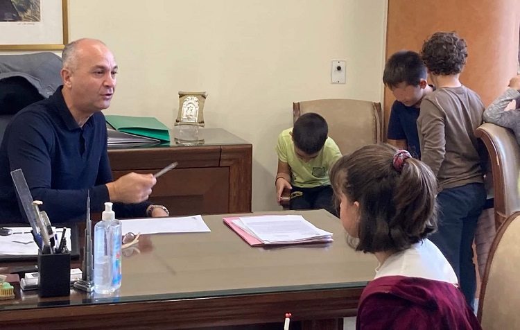 Μαθητές του 1ου Δημοτικού υποδέχθηκε o Στράτος Σαραούδας