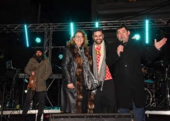 Άναψε το χριστουγεννιάτικο δέντρο της Πεύκης