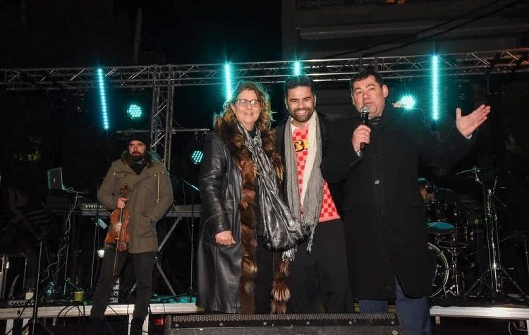 Άναψε το χριστουγεννιάτικο δέντρο της Πεύκης