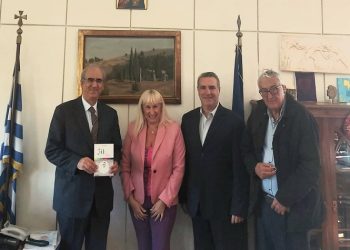 Το βιβλίο του «50 Χρόνια Τηλεόραση» δώρισε στον δήμαρχο Κηφισιάς ο Κώστας Μαντάς