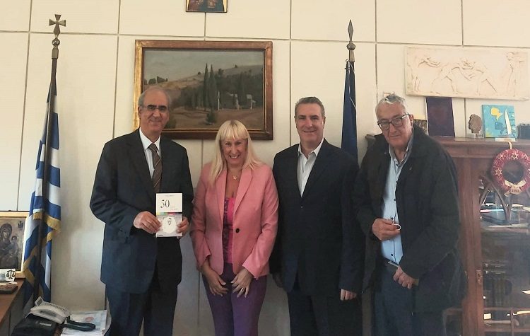 Το βιβλίο του «50 Χρόνια Τηλεόραση» δώρισε στον δήμαρχο Κηφισιάς ο Κώστας Μαντάς