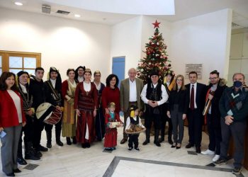 Πρωτοχρονιάτικα κάλαντα στον δήμαρχο οι Σύλλογοι Ποντίων και Κρητών και η Χορωδία των ΚΑΠΗ Αμαρουσίου