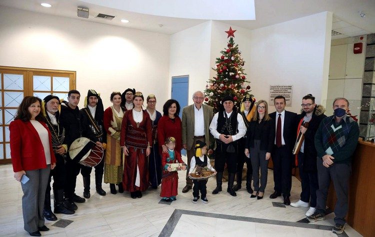 Πρωτοχρονιάτικα κάλαντα στον δήμαρχο οι Σύλλογοι Ποντίων και Κρητών και η Χορωδία των ΚΑΠΗ Αμαρουσίου