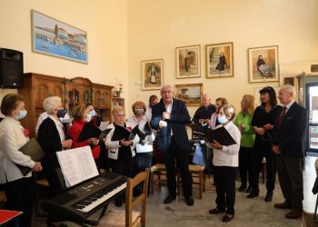 Τα ΚΑΠΗ Αμαρουσίου και ο δήμαρχος γιόρτασαν τον ερχομό των Χριστουγέννων