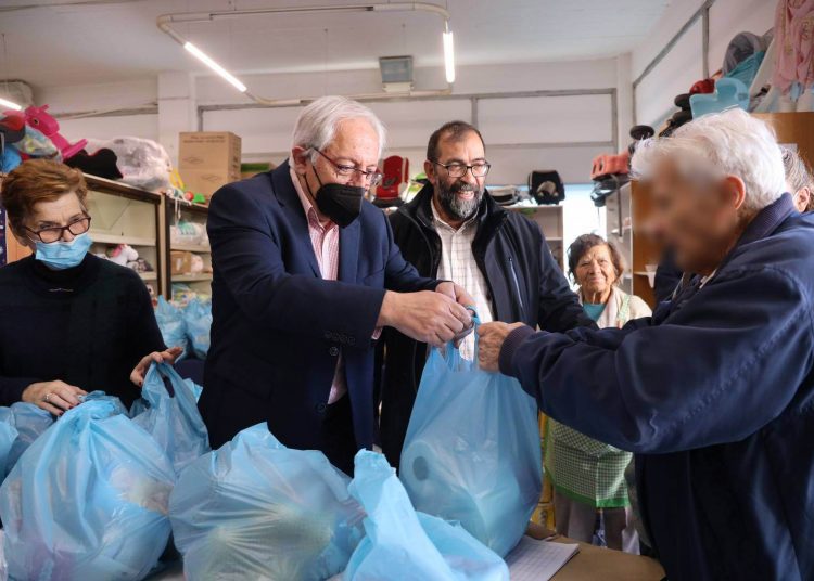 Διανομή τροφίμων στο Κοινωνικό Παντοπωλείο - Δωροεπιταγές σε 300 ευπαθείς οικογένειες