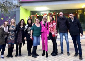 Η Μαρίνα Σταυράκη Πατούλη, στο χριστουγεννιάτικο Bazaar του 2ου Δημοτικού Σχολείου Λυκόβρυσης