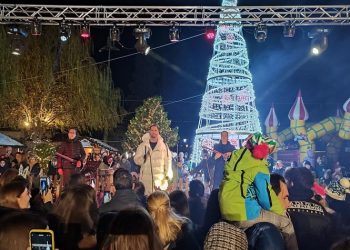 Άγιος Στέφανος: Φώτισε τον ουρανό το χριστουγεννιάτικο δέντρο του Δήμου (Βίντεο)