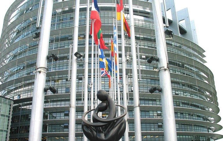 Σοκ και δέος… εντός κι εκτός