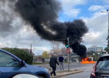 Ένταση στη Λεωφόρο Μεσογείων - Φωτιές σε κάδους και λάστιχα