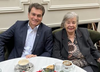 Ο Δημήτρης Γαλάνης καλωσόρισε την Αναστασία Αγγελάκη στο «Προάστιο Πρότυπο»