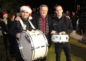 Νύχτα «μαγική» στον Αυλώνα με το άναμμα του χριστουγεννιάτικου δέντρου