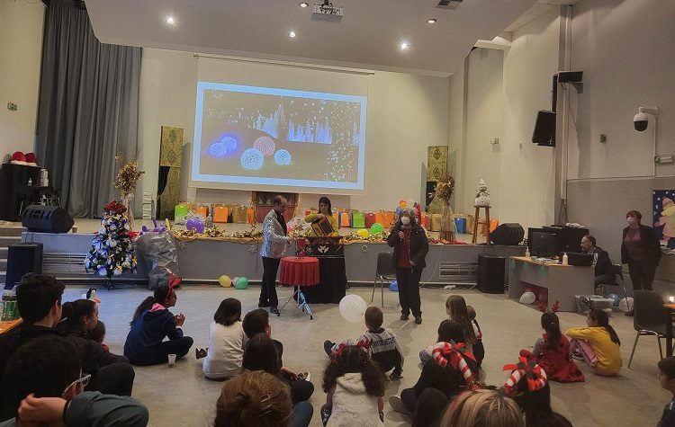 Κέφι και χαρά στη χριστουγεννιάτικη γιορτή για παιδιά ωφελούμενων οικογενειών