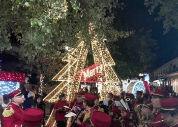 Η πόλη φόρεσε τα γιορτινά της - Άναψε το χριστουγεννιάτικο δέντρο