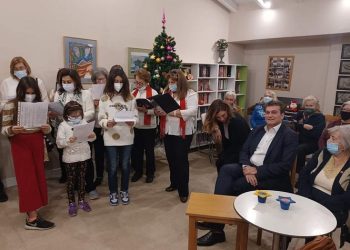 Μελωδικό… άναμμα του χριστουγεννιάτικου δέντρου στη Λέσχη Φιλίας