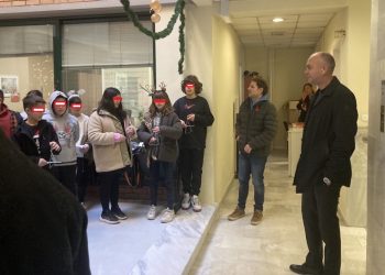 Ο Στράτος Σαταούδας άκουσε τα κάλαντα από τους μαθητές του 6ου Δημοτικού