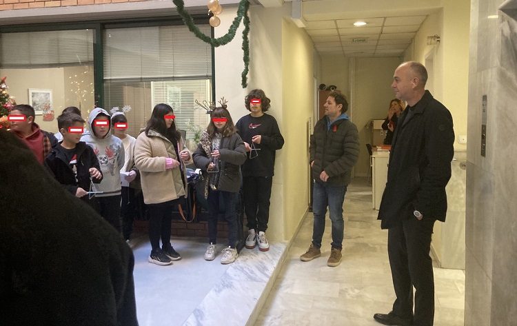 Ο Στράτος Σαταούδας άκουσε τα κάλαντα από τους μαθητές του 6ου Δημοτικού