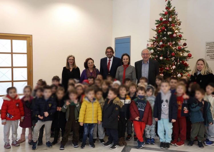 Συνεχίστηκαν τα παιδικά κάλαντα στον δήμαρχο Αμαρουσίου