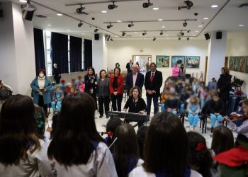 Κάλαντα στον δήμαρχο Αμαρουσίου από παιδιά νηπιαγωγείων και δημοτικών της πόλης