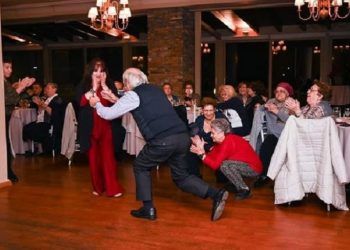 Ξεχείλισε το κέφι στη χριστουγεννιάτικη γιορτή των ΚΑΠΗ