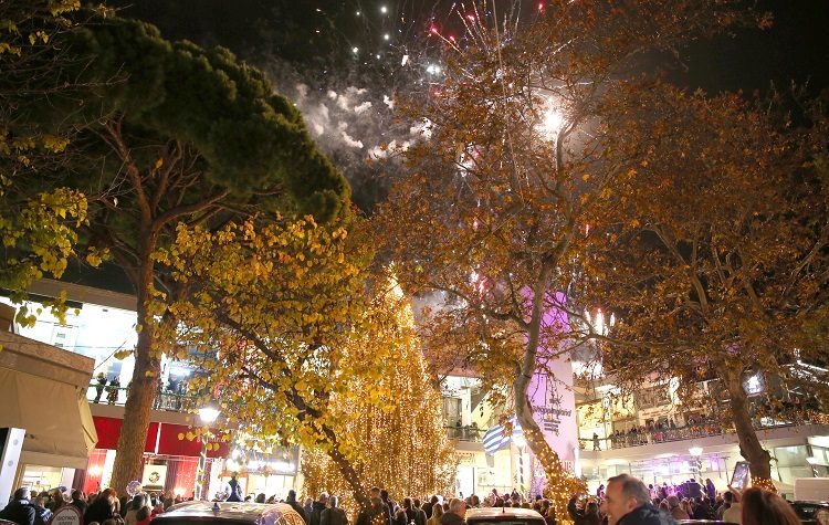 Λαμπερή και με οικολογικό μήνυμα η φωταγώγηση των χριστουγεννιάτικων δέντρων (Βίντεο)