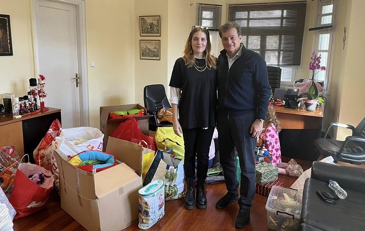 Τα παιδιά έγιναν «Άγιος Βασίλης» προσφέροντας δώρα