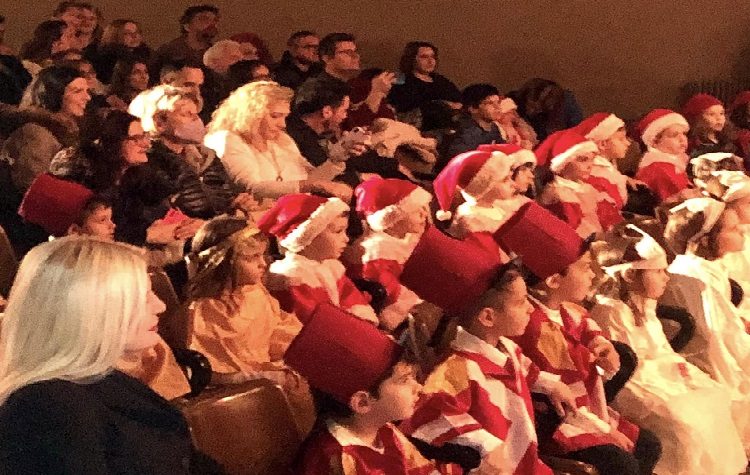 Η Μαρίνα Σταυράκη - Πατούλη στη χριστουγεννιάτικη εορτή του 1ου Νηπιαγωγείου Πεύκης