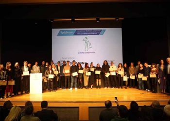 Τους εισαχθέντες στα ΑΕΙ από τα δημόσια λύκεια της πόλης βράβευσε ο Δήμος