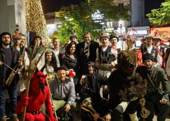 Εντυπωσίασε το παραδοσιακό δρώμενο ΜωΜΟ’ΕΡΙΑ στο κέντρο του Αμαρουσίου