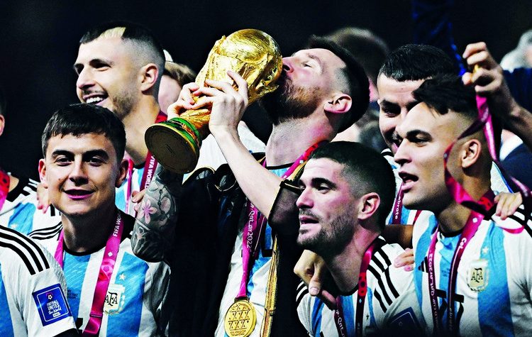 Μουντιάλ: Ποδοσφαιρική μαγεία, με… μαύρη κελεμπία