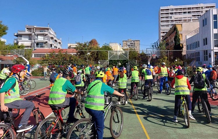 Μικροί και μεγάλοι συμετείχαν στη «Χριστουγεννιάτικη ποδηλατάδα»
