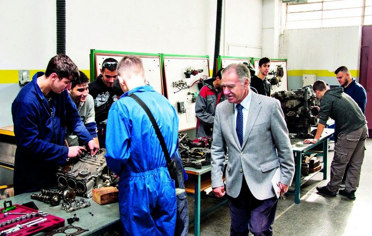 Χρειαζόμαστε πολλούς και μορφωμένους τεχνίτες