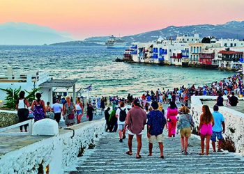 Τουρισμός: «Ατμομηχανή» στο φουλ