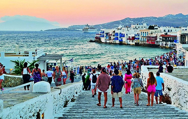 Τουρισμός: «Ατμομηχανή» στο φουλ