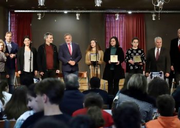 Περιφέρεια Αττικής: Στο Μουσικό Σχολείο Πειραιά τα βραβεία και χρηματικά έπαθλα «Μίκης Θεοδωράκης»