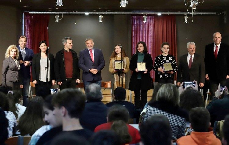 Περιφέρεια Αττικής: Στο Μουσικό Σχολείο Πειραιά τα βραβεία και χρηματικά έπαθλα «Μίκης Θεοδωράκης»