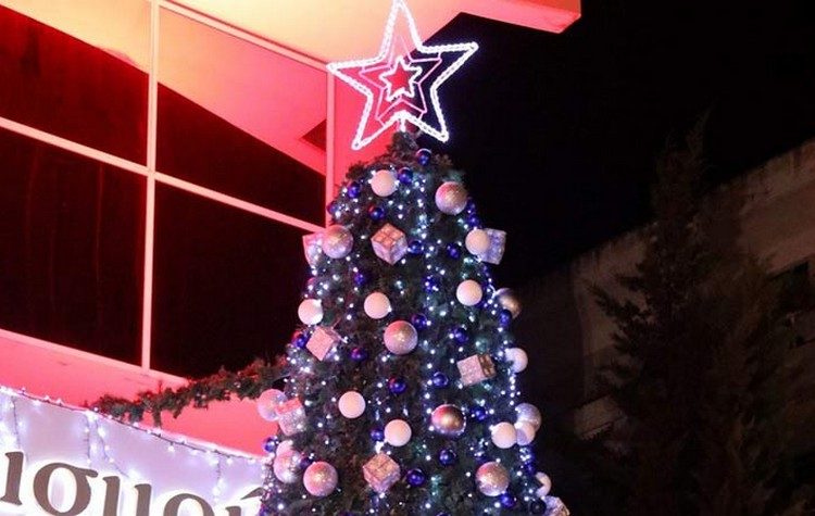 Ανάβει το Χριστουγεννιάτικο Δέντρο στο Κέντρο Τέχνης και Πολιτισμού