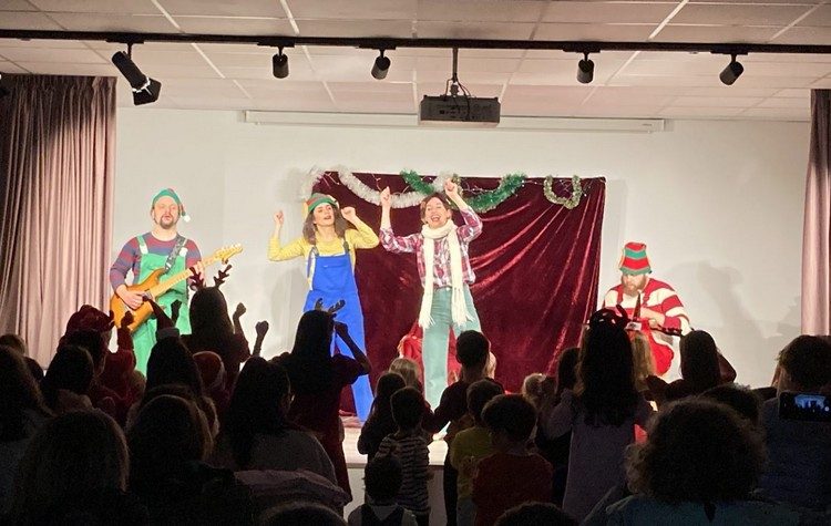 Νέα όψη απέκτησε η αίθουσα εκδηλώσεων στο δημοτικό κατάστημα Πεντέλης