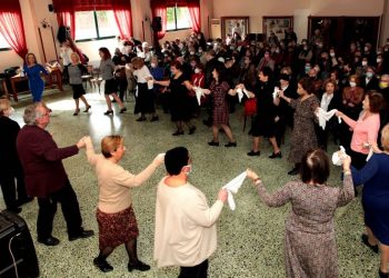 Γιορτινό κλίμα στην κοπή πίτας των ΚΑΠΗ του Δήμου στο Ίδρυμα Ζήση