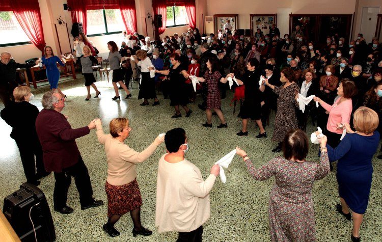 Γιορτινό κλίμα στην κοπή πίτας των ΚΑΠΗ του Δήμου στο Ίδρυμα Ζήση