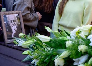 Συγκινητικό «τελευταίο αντίο» στον Νότη Μαυρουδή στο δημοτικό κοιμητήριο