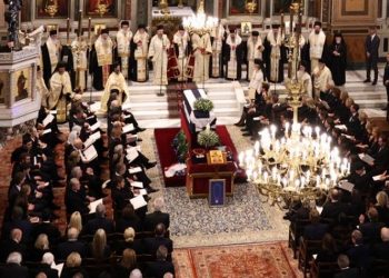 Ολοκληρώθηκε στη Μητρόπολη η εξόδιος ακολουθία για τον τέως βασιλιά Κωνσταντίνο