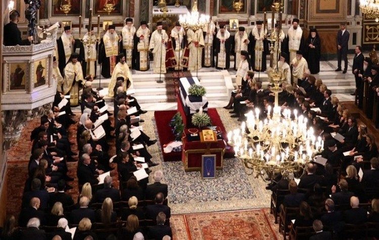 Ολοκληρώθηκε στη Μητρόπολη η εξόδιος ακολουθία για τον τέως βασιλιά Κωνσταντίνο
