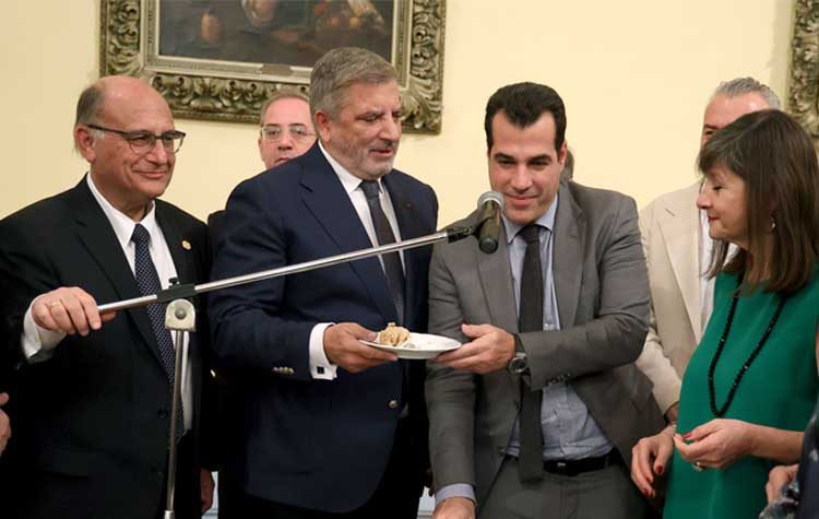 ΙΣΑ: Κοπή πίτας παρούσης της ηγεσίας του Υπουργείου Υγείας, υπουργών και βουλευτών